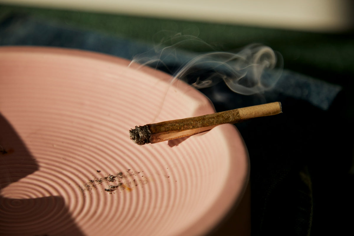Can You Smoke Weed on an Empty Stomach: Effects and Considerations – King  Palm
